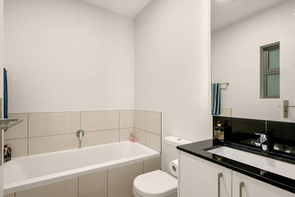 The Median Rosebank Luxury Apartment - Building With Generator Johannesburg Exterior foto